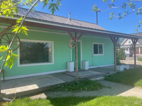 9 E Garfield Ave, Glenns Ferry, ID 83623