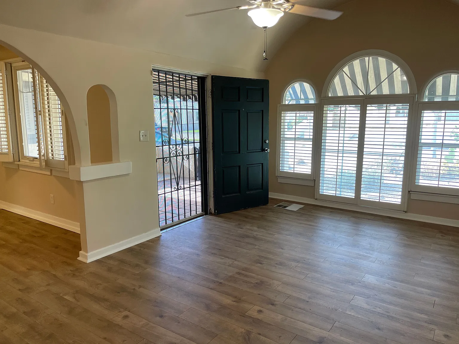 2 bed, 1.0 bath, 966 sqft, $3,500 — Photo 4