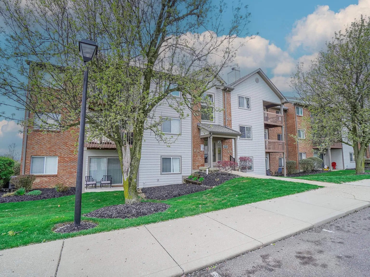 2 bed, 1025 sqft, $1,750 — Photo 2