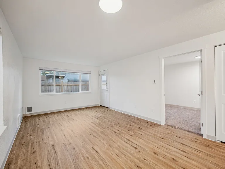 Spacious 2 Bedroom - Excellent Location! — Photo 17