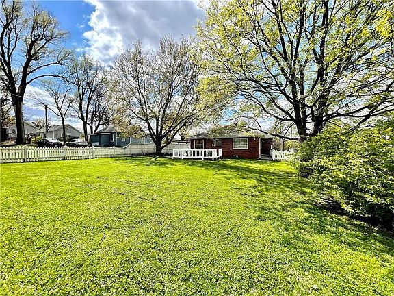 3rd image of 320 W Edwards St