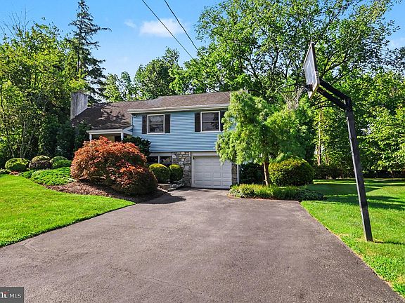 3rd image of 1229 Hoffman Rd