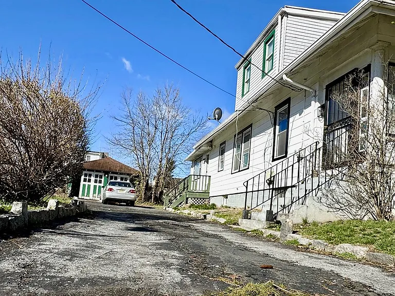 117 Browning Ave — Photo 2