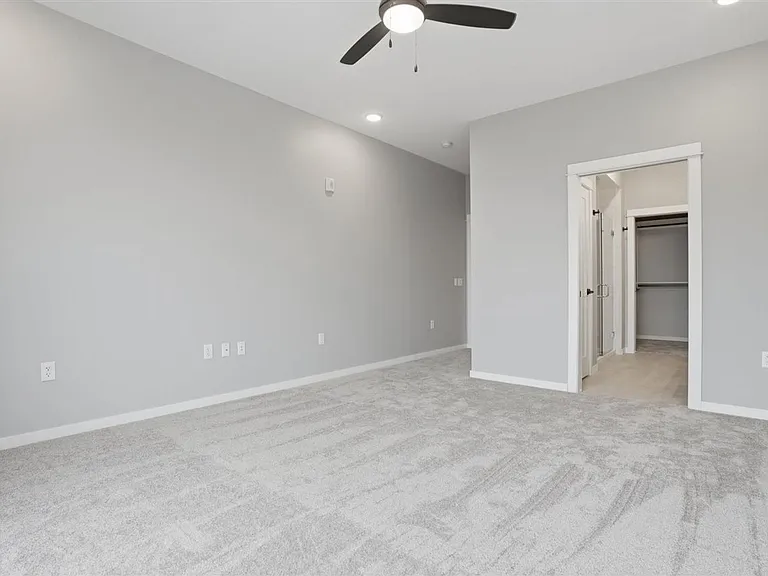 300 S Clinton St — Photo 8