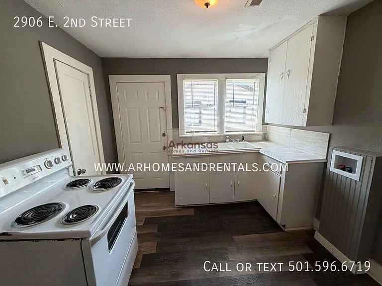 2906 E 2nd St — Photo 4