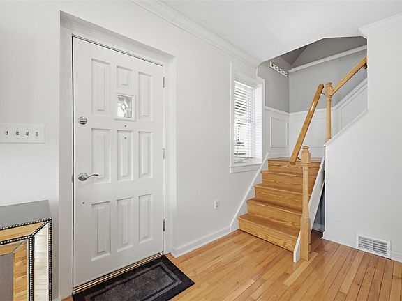 4th image of 252 Berry St