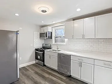 4 bed, 2.5 bath, 2600 sqft, $4,999 — Photo 2