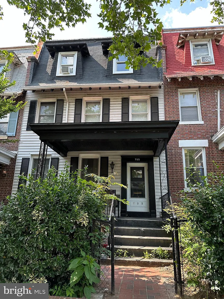 755 Quebec Pl NW photo 1