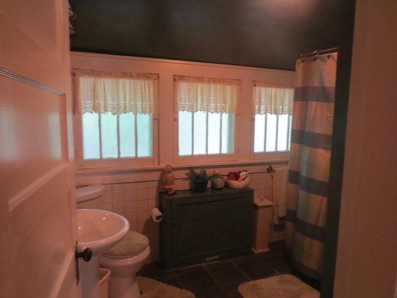 5th image of 902 N Race St