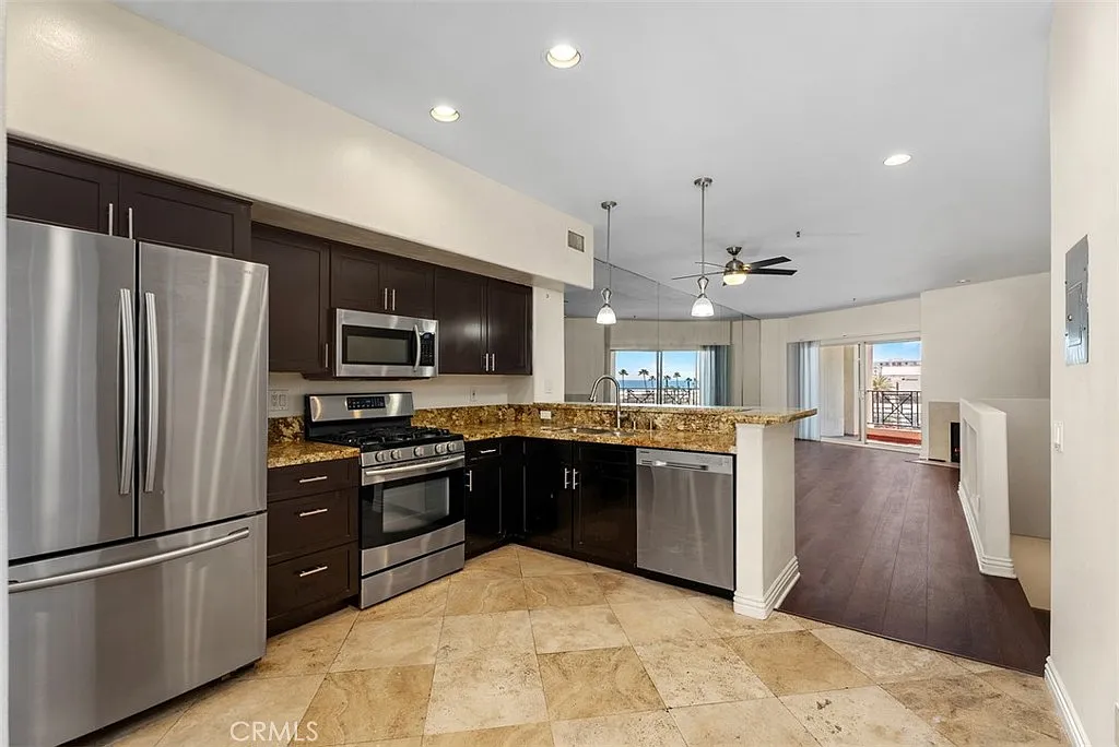 2 bed, 2.5 bath, 1233 sqft, $4,250 — Photo 4