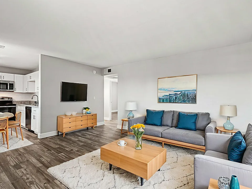 15-web-or-mls-526 W Rio Salado Pkwy unit 313-2406-003 virtually staged