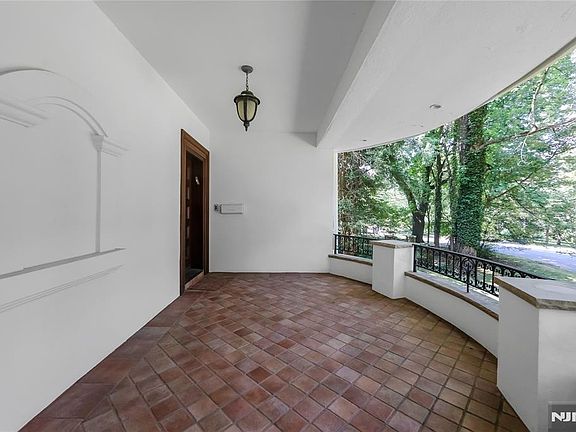 4th image of 285 Arch Rd