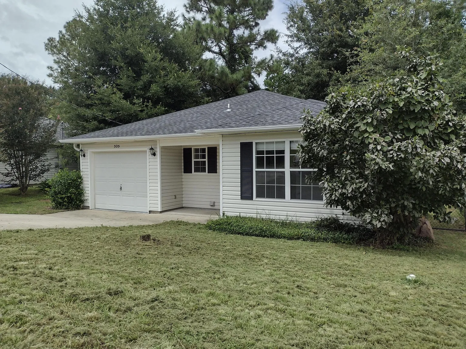325 Apple Dr — Photo 2