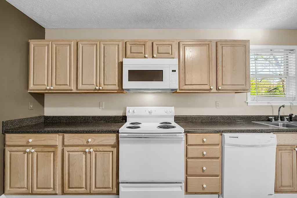 2 bed, 1.5 bath, 1000 sqft, $1,595 — Photo 2