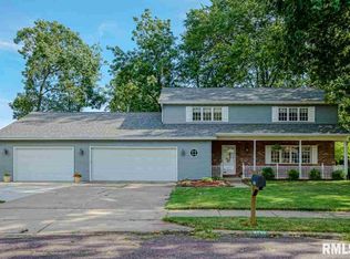 4710 W Woodway Dr, Peoria, IL 61615