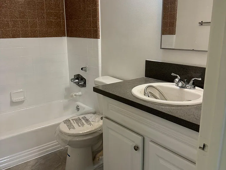 345 W Elk Ave #12 — Photo 4
