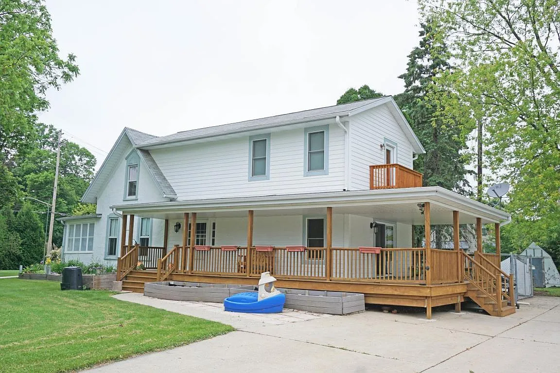 912 E Capitol Dr photo 1
