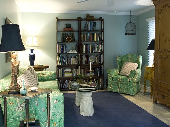 Bonus room off kitchen with access to deck