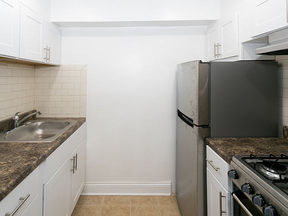 3rd image of 906 W Montrose Ave Unit I