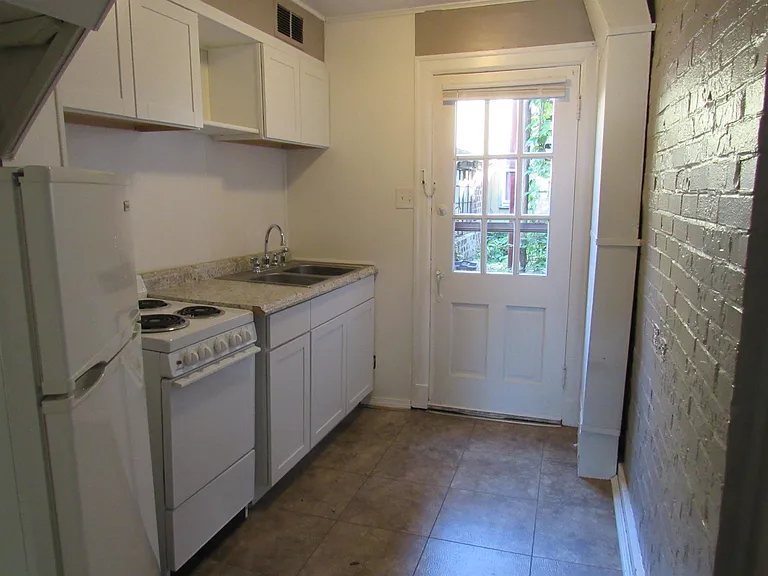 321 W Elm St — Photo 3