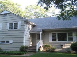 24 Woodland Dr, Smithtown, NY 11787