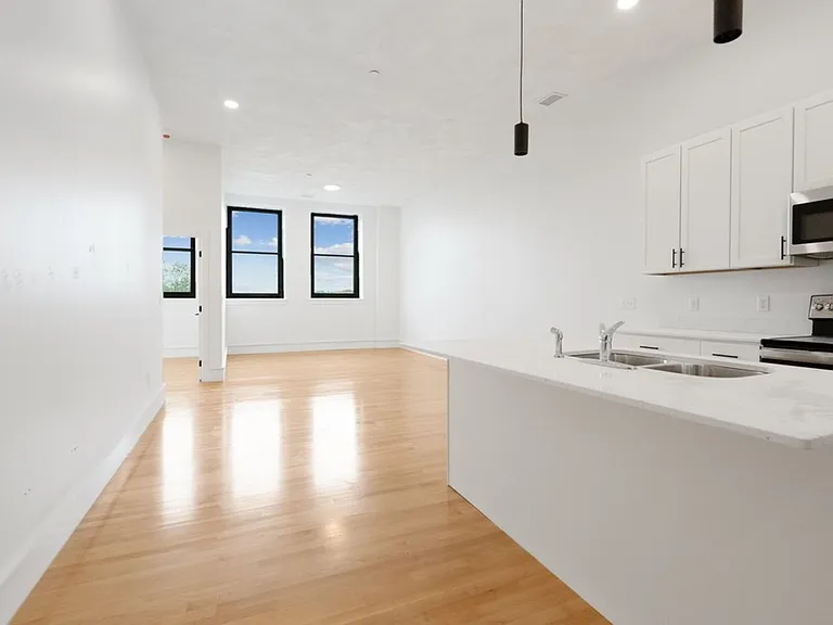 90 E Bremer Ave — Photo 1