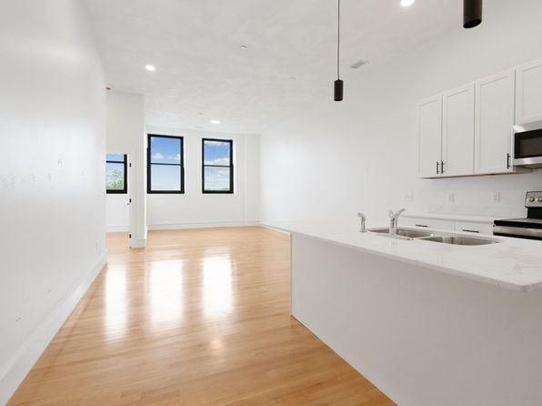 90 E Bremer Ave #322