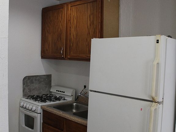 3rd image of 822 8th Ave