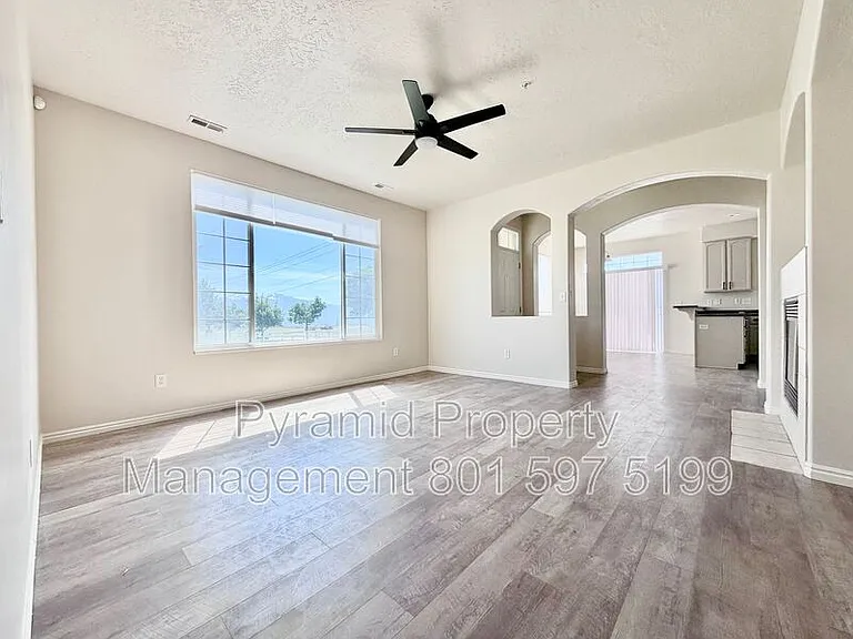 6353 W Passenger Ln — Photo 1