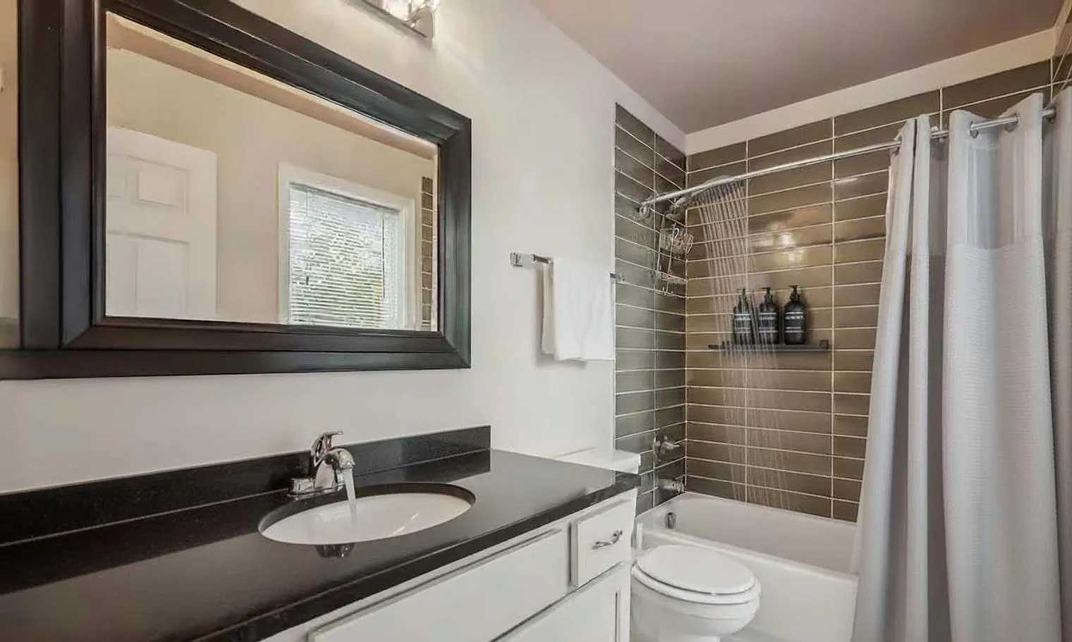 4 bed, 4.0 bath, 2260 sqft, $7,247 — Photo 4