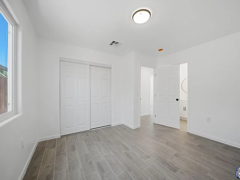 1077 Wozencraft St — Photo 20