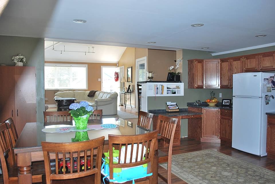 2nd image of 39 E Vernon Ave