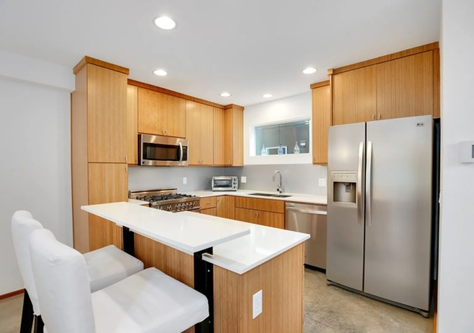 Stunning Modern 3 Bed / 2.5 Bath Townhome in Beautiful Maple Leaf Neighborhood — Photo 4