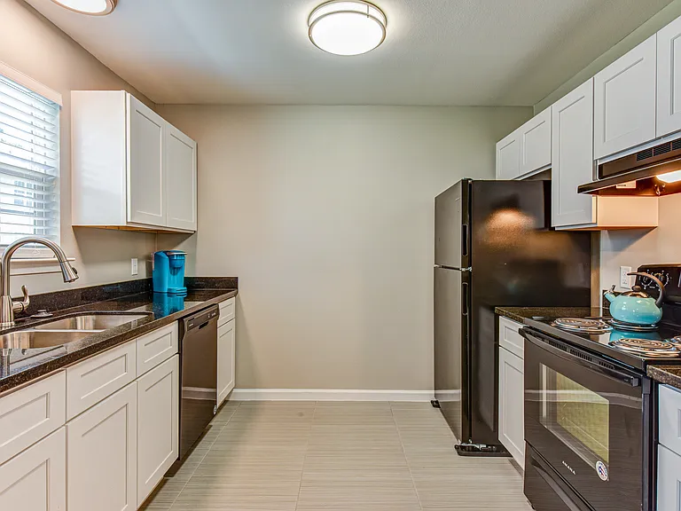 St. Laurent Apartments — Photo 14