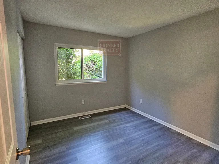 1827 Ivystone Dr — Photo 3