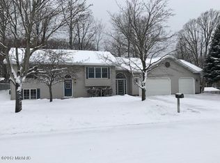 905 N Lavinia St, Ludington, MI 49431