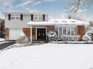 7 Rita Ln, Plainview, NY 11803