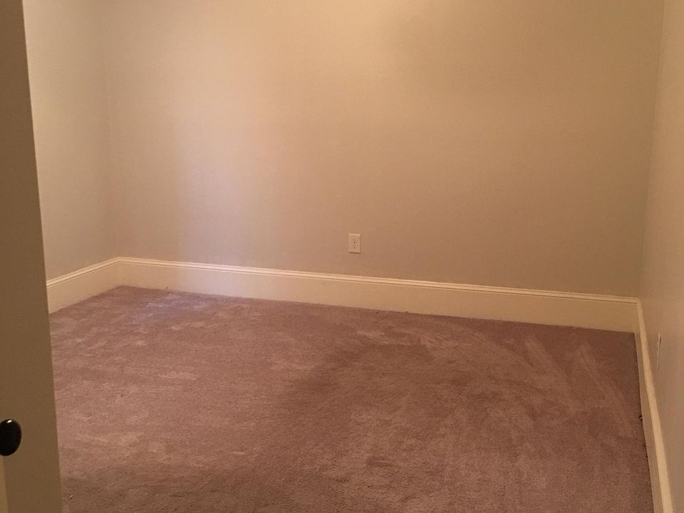 First bedroom/small/office(no closet)