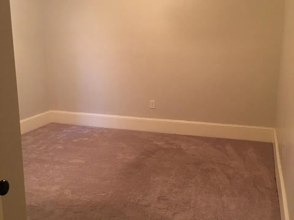 First bedroom/small/office(no closet)