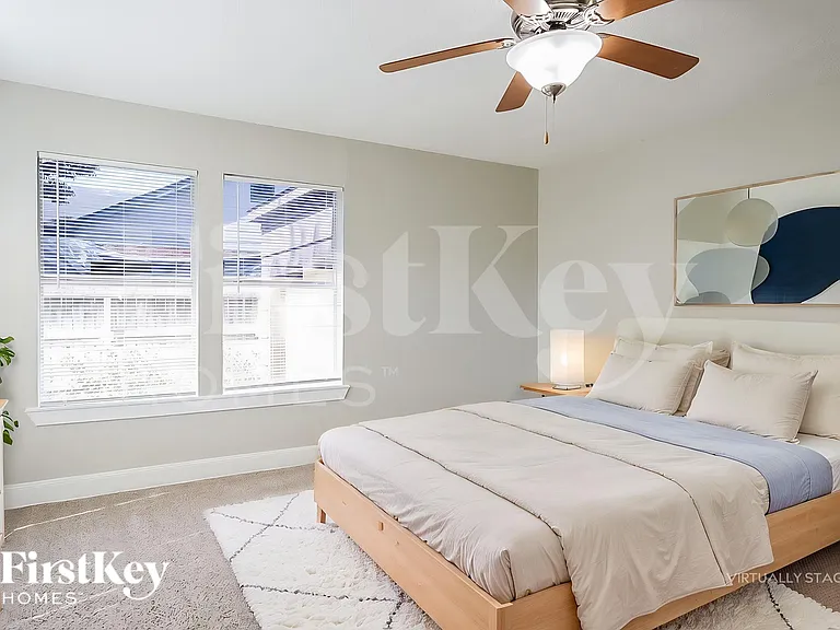 706 E Humble St — Photo 10
