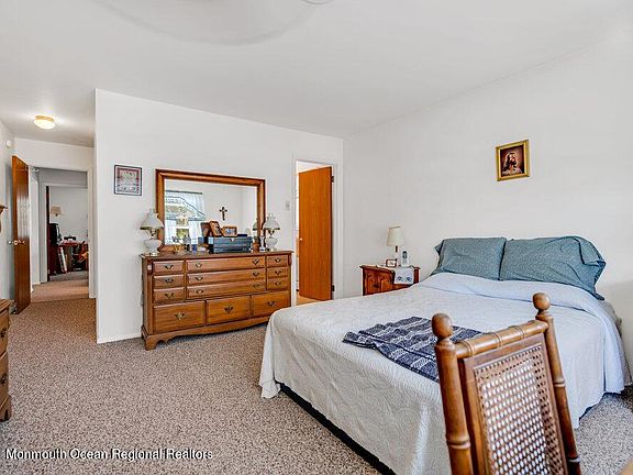 4th image of 7 Walesa Ct