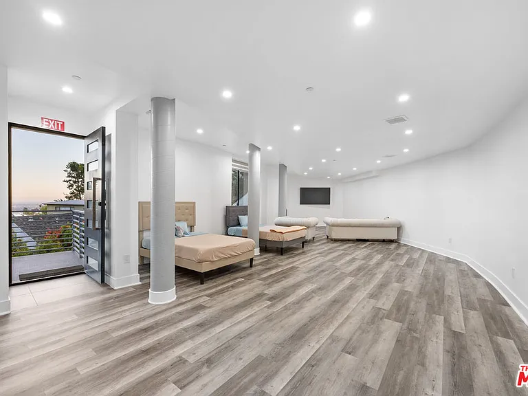 6181 Temple Hill Dr — Photo 42