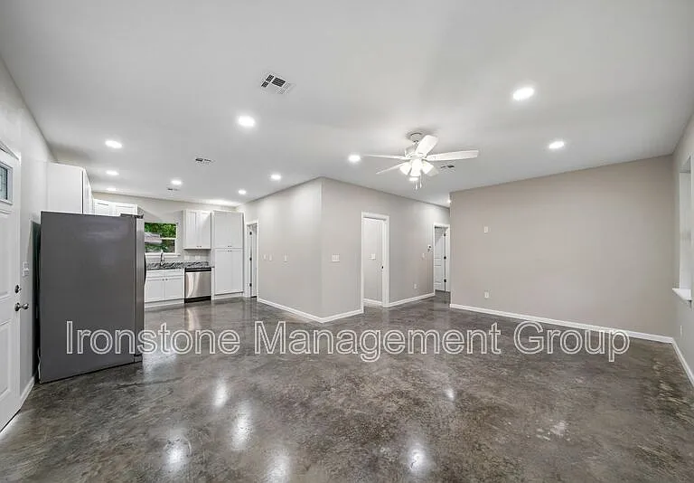 848 S Pine St — Photo 3