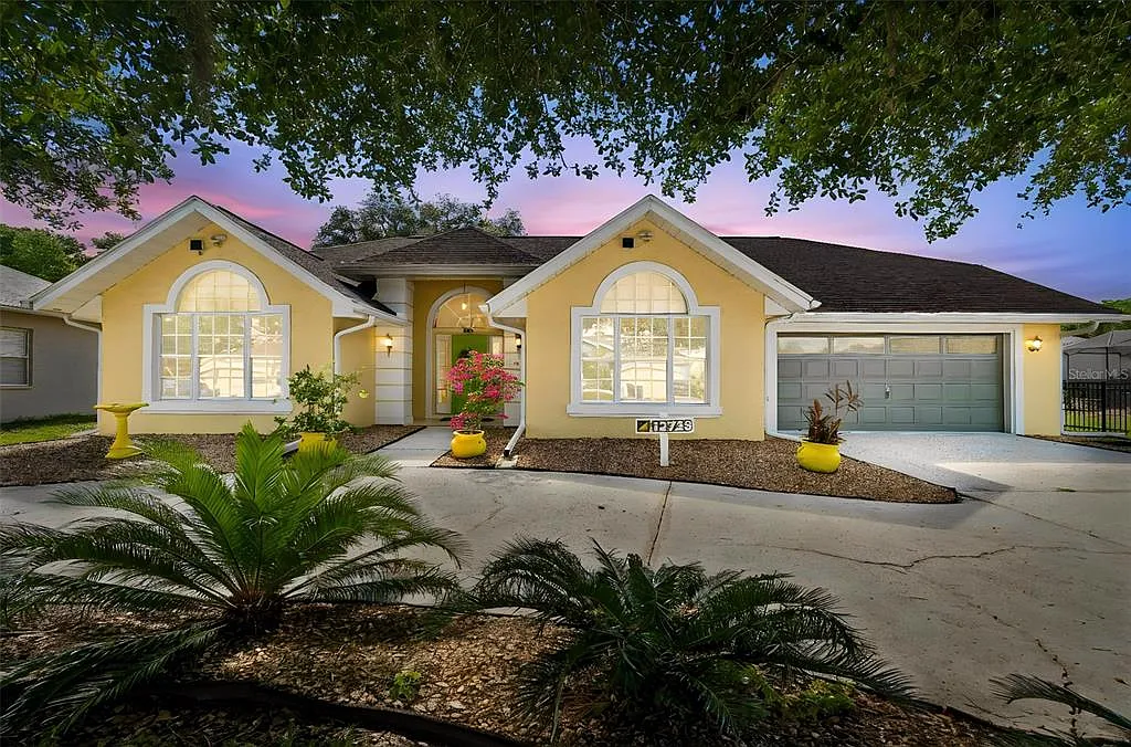 3 bed, 2.0 bath, 2318 sqft, $2,300 — Photo 1
