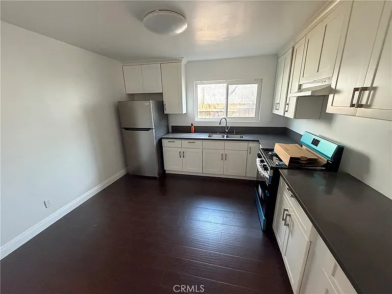 2530 Carmona Ave — Photo 2