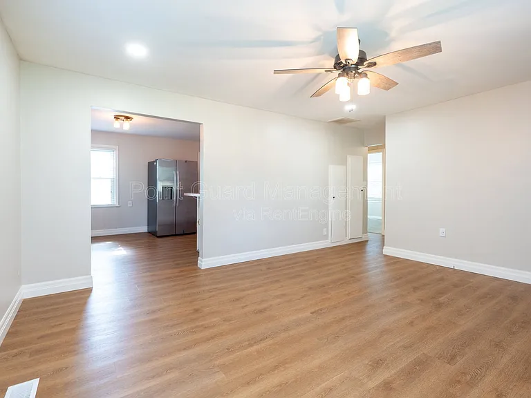 547 N Custer St — Photo 2