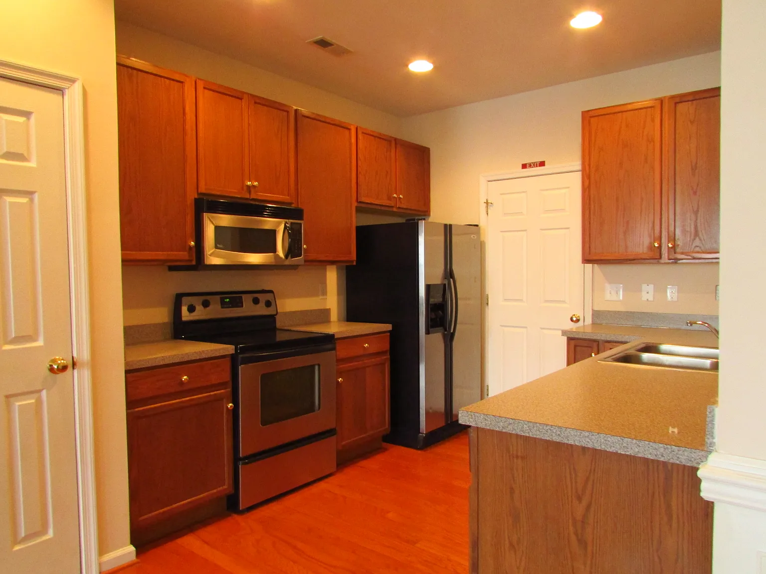 3 bed, 2.5 bath, 2200 sqft, $1,850 — Photo 2