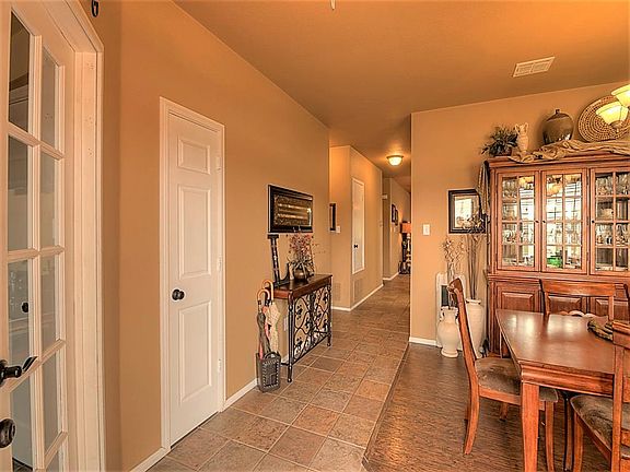 4th image of 1104 Roundhouse Dr