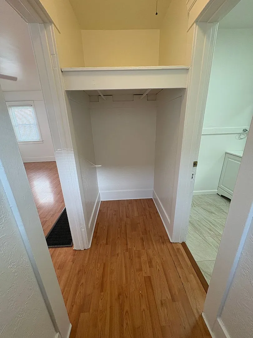 Alamitos Beach, Charming Lower-Level Studio in a Gated Building! — Photo 1