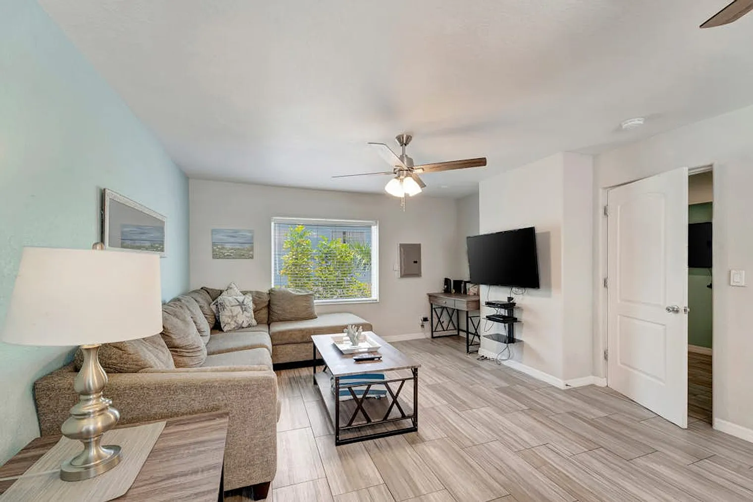 2 bed, 1.0 bath, 893 sqft, $4,313 — Photo 2